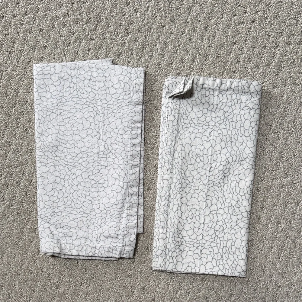 Calvin Klein Tablecloth and Dinner Napkin Set